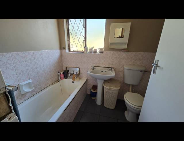 3 BEDROOM FREEHOLD FOR SALE IN BRACKENDOWNS